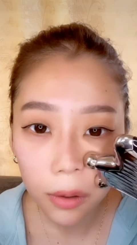 Rieco Iwaiのインスタグラム：「Refaカッサレイ  コルギのように、顔の老廃物を流して小顔にします。  高齢者は皮膚が厚く弛んでシワがでています。シワの上に脂肪が溜まって顔に厚みがでてきます。  老廃物をリンパに出して 顔の血行の循環をよくします。  オススメです✨  #カッサレイ」