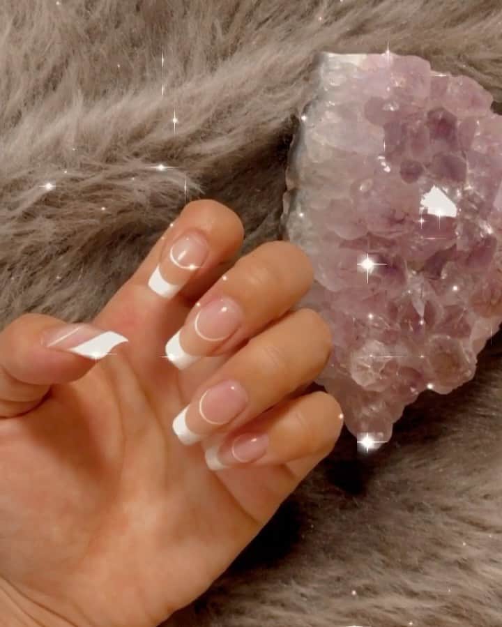 harunaのインスタグラム：「今回のネイルもお気に入り💕 フレンチネイルを今年っぽくしてもらったよ😌 いつもありがとうございます🥰 @fanfan_colorsnail #nails #nailart」
