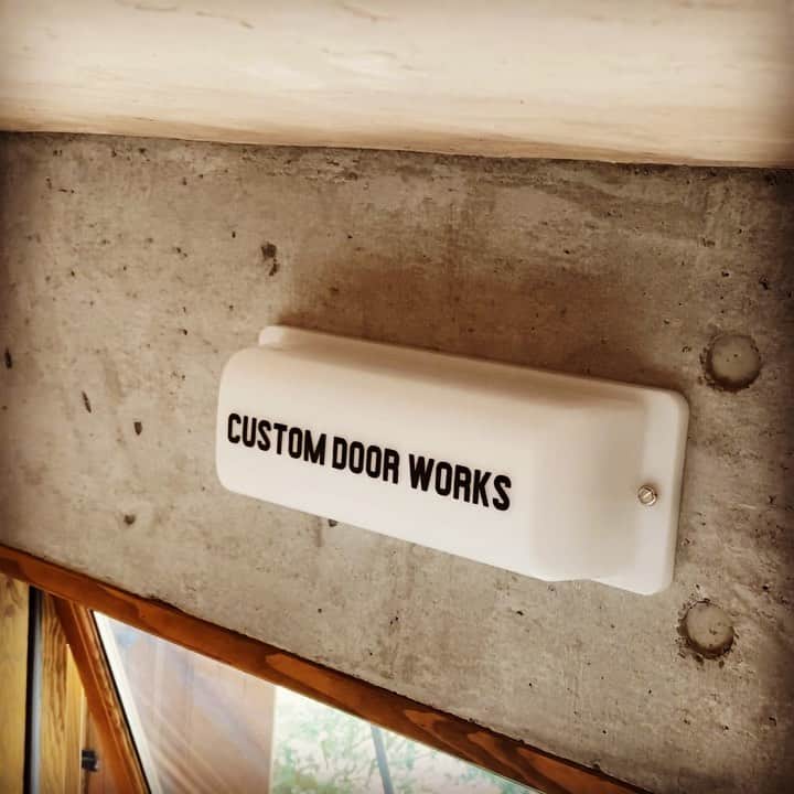 木製ドアの全国通販　ウッドデポのインスタグラム：「『CUSTOM DOOR WORKS』のサインランプを取り付けました♫ @wood_depot #サインランプ #木製ドア #木のドア #玄関ドア #室内ドア #アンティーク風ドア #ビンテージドア #ヴィンテージ #自宅カフェ #自宅ショップ #トリミング #カフェ改装 #カスタムドア #ネイルサロン #ネイルサロン改装 #古民家改装 #古民家再生 #マイホーム計画中 #新築 #店舗 #美容室改装 #リノベ #リノベーション #店舗改装 #クラシックカー #ガレージハウス #ガレージライフ」