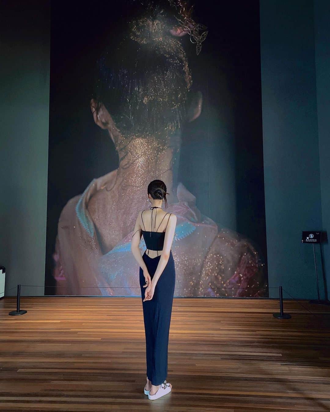 クアン・シャオトン（Guan Xiaotong）のインスタグラム：「跟自己的后脖gěng子合个影」