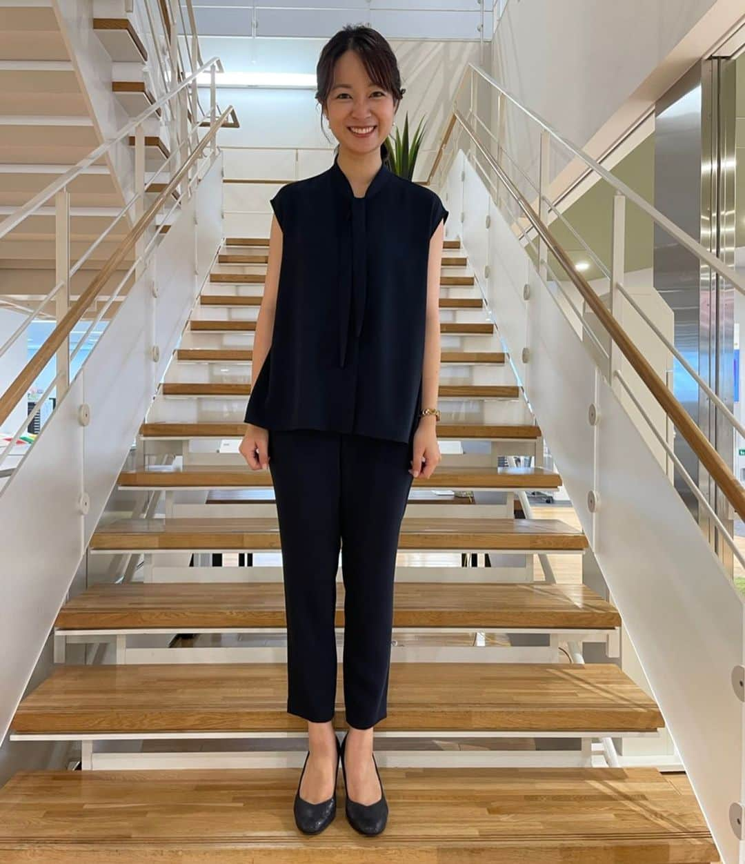 磯貝初奈さんのインスタグラム写真 - (磯貝初奈Instagram)「新しい服を下ろして嬉しい気分だったので、記念に写真を撮ってもらいました。 撮影してくれたのは同期の上山アナです。 脚が長く見えるように撮る位置や撮り方を工夫してくれました。感謝…🙏  #磯貝初奈」8月6日 22時13分 - hana_isogai