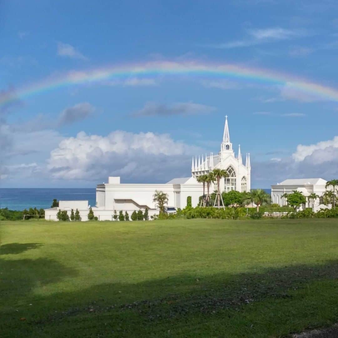 のインスタグラム：「教会にかかる虹　ハッピーレインボー　　　　　　　　　　　　　　　　　　　　　　　　　　　　　　　　　　　　　　　　　　　　　　　　　　　　#okurahotels #nikkohotels #oneharmony #hotelnikkoalivila #alivila #hotelnikko #resort #okinawa #yomitan #niraibeach  #ホテル日航アリビラ #アリビラ #ホテル日航 #リゾート #沖縄 #読谷 #ニライビーチ #教会 #虹 #幸福」
