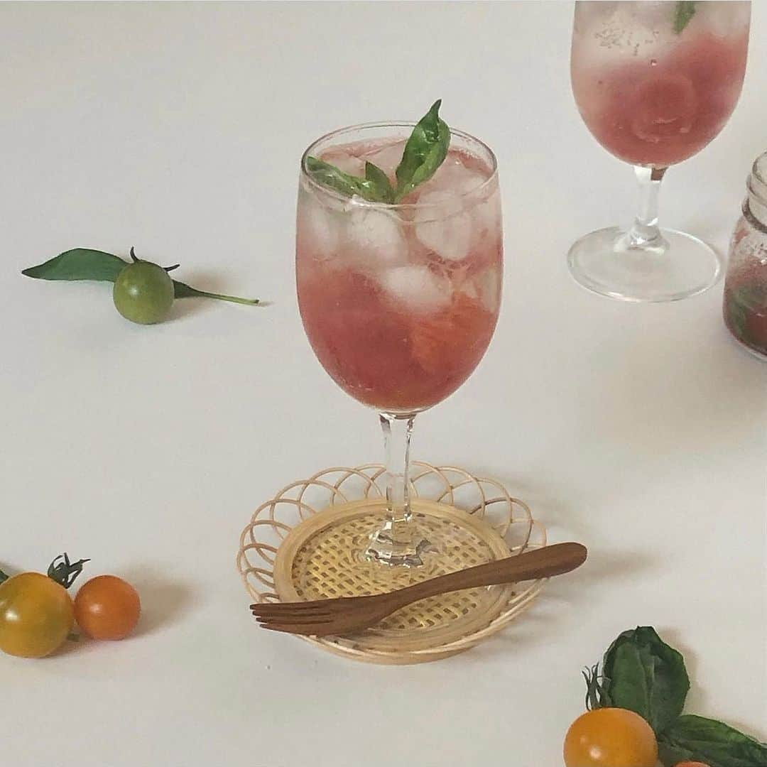 ハルハルさんのインスタグラム写真 - (ハルハルInstagram)「おうちカフェ🥛夏に飲みたいドリンク集  あんにょんー！ ハルハル編集部のayuです🧃  今日は夏のおうちドリンクを紹介します𓈒𓂂 𓈒𓍼  韓国の夏ドリンクといえばエイド！  ・トマトバジルエイド ・レモンエイド ・キウイエイド ・ストロベリーエイド  などなど、 好きなフルーツを砂糖漬けにして炭酸で割れば 簡単に美味しくて夏らしいドリンクが楽しめます💕  見た目も可愛いのでぜひやってみてね🫐  ┈┈┈┈┈┈┈┈┈┈┈┈┈┈┈┈┈┈┈  今回の可愛いお写真は、 以下の方からお借りしています♡ ‌ Thanks for… ‌  @maaaaarin924 さま @hin_sta0512 さま @h.lee_____ さま @hun__999 さま @jminnnnn_ 님 @mayoon.ni さま  ┈┈┈┈┈┈┈┈┈┈┈┈┈┈┈┈┈┈┈  #ハルハル をタグ付けしていただくと、 ハルハルのInstagramに投稿させていただくために ハルハルからご連絡させていただく場合がございます  #하루하루 를 태그하시면 하루하루의 인스타그램에서 사용할 경우가 있습니다. 사용하기 전에 하루하루로부터 연락을 드리겠습니다.  ┈┈┈┈┈┈┈┈┈┈┈┈┈┈┈┈┈┈┈  #韓国#韓国情報#韓国好きな人と繋がりたい#韓国カフェ#韓国っぽカフェ#韓国っぽ#おうちカフェ#おうちカフェごっこ#エイド#フルーツエイド#レモネード#トマトバジルエイド#ストロベリーエイド#キウイエイド#홈카페놀이#에이드#에이드맛집#おうちドリンク#夏ドリンク」8月6日 17時01分 - haruharu_furyu