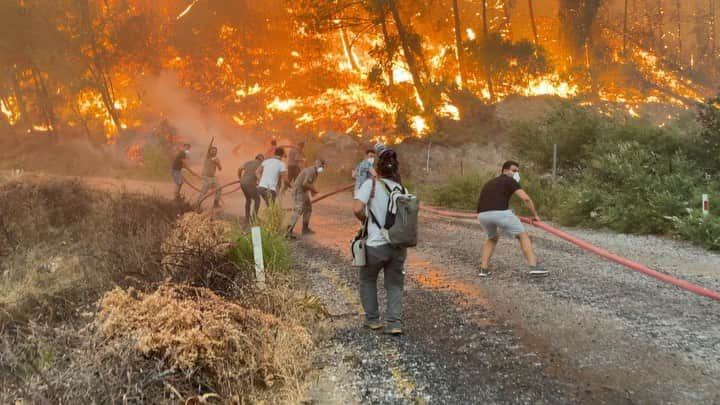 Mustafa Sevenのインスタグラム：「Burada ülkemizin dört bir tarafından gelen itfaiye ekipleri, ormancılar, jandarma, köylüler ve gönüllüler insan üstü bir mücadele veriyor. Muğla, Milas, Akçakaya Mahallesi 05/08/21」