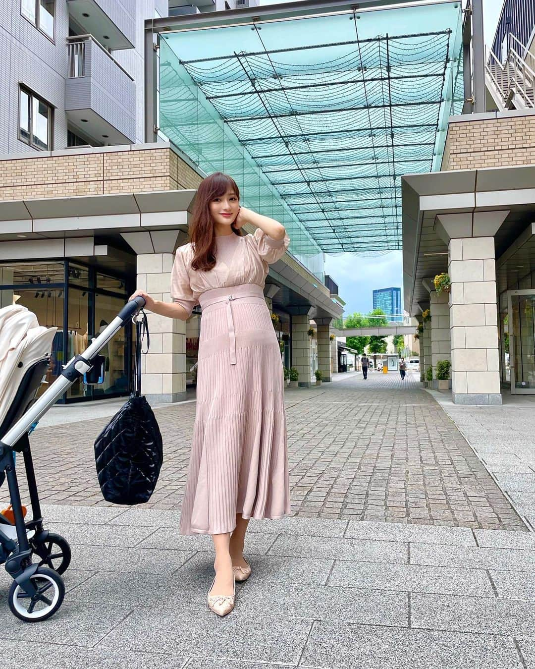 加藤瑠美さんのインスタグラム写真 - (加藤瑠美Instagram)「めちゃくちゃお気に入りのワンピース💗 MERCURYDUOの新作なのですが、 カラーもデザインも着心地ももう全部好き🥺 お腹周りもゆったりしているから 妊婦さんにもオススメです🤰💕 ニット×シアーシャツのドッキングワンピで 1枚で可愛いから本当に助かる…✨ シャツ部分はオフショルにしても着られます🤍  dress @mercuryduo_com #mercuryduo  shoes @prettyballerinasjp #prettyballerinas  #coordinate#ootd#Japanese#japanesegirl#instafashion#rubi_fashion#男の子ママ#新米ママ#東京ママ#秋服#新作#오오티디#아웃핏#マタニティコーデ#マタニティ記録#ぷんにーらいふ#第二子妊娠中#無痛分娩#計画無痛分娩#年子妊娠中#年子ママ#年子ママ予定#マーキュリーデュオ#ニットワンピース」8月6日 17時21分 - katorubi