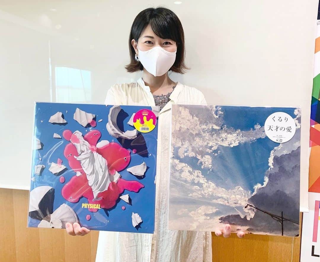 のインスタグラム：「珍しくゲストのいないオンエア。 今日の #なんMEGA! は、 アナログ盤からもお届けしました😊  いや〜楽しかった🙌  私の夜ダンと、 ディレクターのくるり。  どちらも今年のレコードストアデイに 発売されたもの！  音のふくよかさ、深み。 気づかなかったような細かい音も、 耳がキャッチする！！ とてつもない感動がありました✨  かけられなかった音源が ほとんどなので、またやりたい😊！」