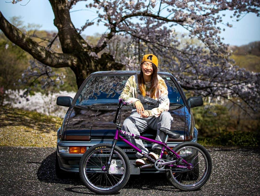 大池水杜のインスタグラム：「Happy 86 day🚗💨 ハチロクの日！遠征とか沢山行ったお陰で簡単な点検とか軽作業も自分で出来るようになった！ そしてハチロクとトゥデイのおかげで車界隈の皆さんからもめちゃくちゃBMXを応援して貰えてる！本当にありがとうございます！ #ae86 #sprintertrueno #スプリンタートレノ #トレノ #trueno #ae86trueno #ハチロク #旧車 #昭和の車 #86 #86女子 #車好き女子 #車好きと繋がりたい #岡山 #hachiroku #4ag」