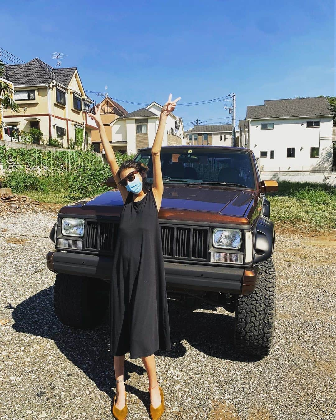 内藤陽子のインスタグラム：「私にとっては一括払い、デカかった買い物🚘  JEEP チェロキーが届きました！私は昔から古い車、角ばった車が好きなので、ワゴニアとかを狙ってましたが地域的にディーゼル車が無理だったので JEEP チェロキーXJ1993買いました！  現行モデルにはないブラウンに塗装、ホイールとかはマットブラック、モニターとかキーレスは全部付けて 完璧なはず… お店のおじいちゃんの図らいでリフトアップしたほうが カッコいいとしてくれたのですが… 私には今ガリんちょなので、よっこいせっwと言ってのってます。w  #Jeep  #チェロキー ＃リフトアップ #金沢  #この色に惚れた #だが #しかし #ディフェンダー #110が欲しい #いつも彼氏だと思っている #叶わぬ恋」