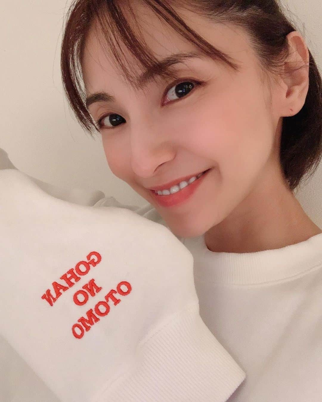 和泉佑三子さんのインスタグラム写真 - (和泉佑三子Instagram)「この“ごはんのおとも” トレーナー可愛い過ぎない😆❤️ この秋冬はコレめっちゃ着る予定 ❤️❤️❤️ #ご飯のおとも #トレーナー #秋冬はこれでコーデ #文字反転💦」8月6日 17時42分 - izumisae_official