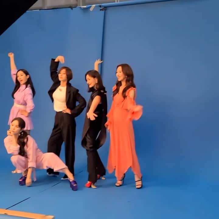 パク・ヒョジュのインスタグラム：「이건 장영란언니때문에 꼭 올린다  #장영란언니때문에 @jangyoungran0919   . .  (우리이뿐#평생동안 언니동생들🥂 세상 밝은 기운,최고 비타민 포즈여왕영란스🙌🏻오른발왼발쭉쭉)」
