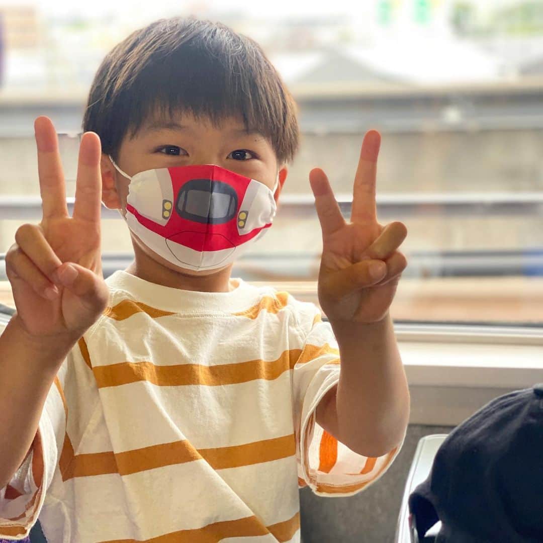 ブラザー4チャンネルのインスタグラム：「【なーたんの笑顔😊】 なーたんが一番ワクワクしてくれる新幹線！ 行きも帰りも、一度も寝ずに起きてたのはなーたんだけでした…😅 ⁡ ⁡ #brother4 #夏休み #新幹線  #大好き」