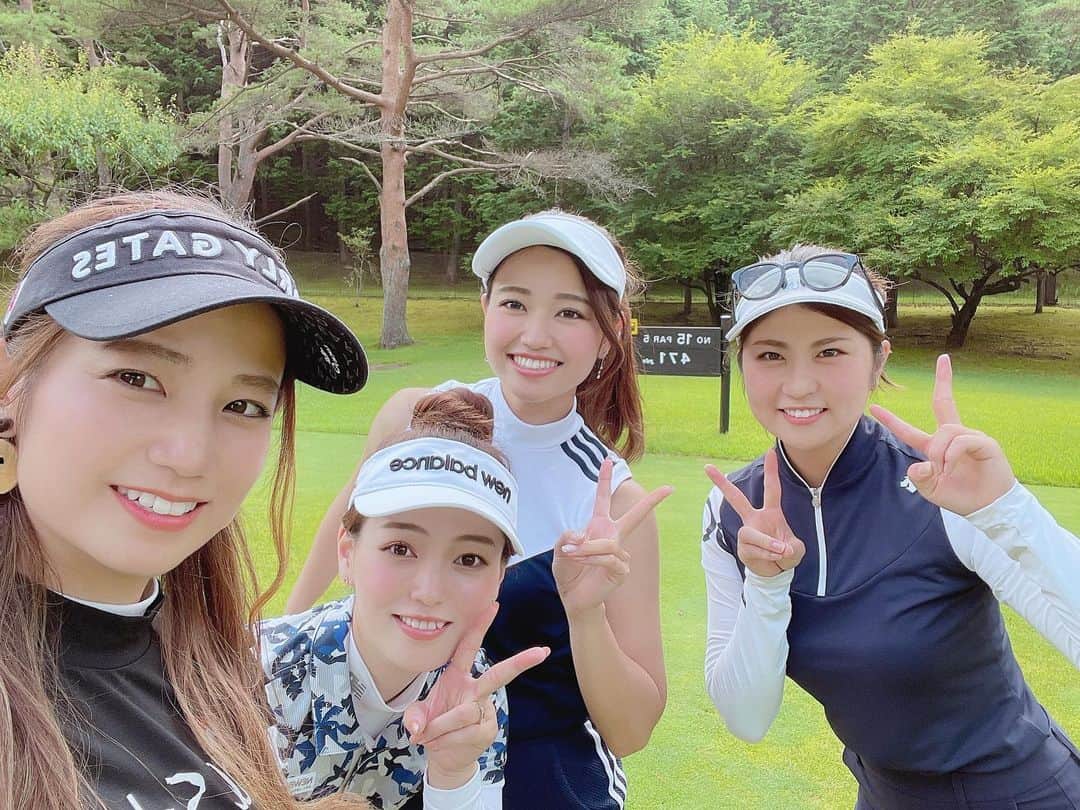 まいまいさんのインスタグラム写真 - (まいまいInstagram)「この前の女子4人でラウンド⛳️ 女子4人のゴルフ、初めてだった！ 私以外全員うまいのなんの…😭👏💕 可愛い顔してギャン飛ばし。笑 みんなキャラ濃くてすごく楽しかったです♡  @minamii_golf みなみちゃん、 この女子ラウンドではじめて会ってから 次の週に4回も会ったんだあ😂💓 んで急遽明日も会う🥰✌️ 会いすぎ。笑 . #まいごるふ#草ポケモン#ゴルフ#ゴルフ女子#ゴルフスイング#ゴルフウェア#ゴルフコーデ#白女マネージャー#golf#golfswing#golfwear#enjoygolf#golfstagram#golfshot #골프#골프스윙#골프중독#골프웨어#maigolf」8月6日 18時06分 - ___maigolf___