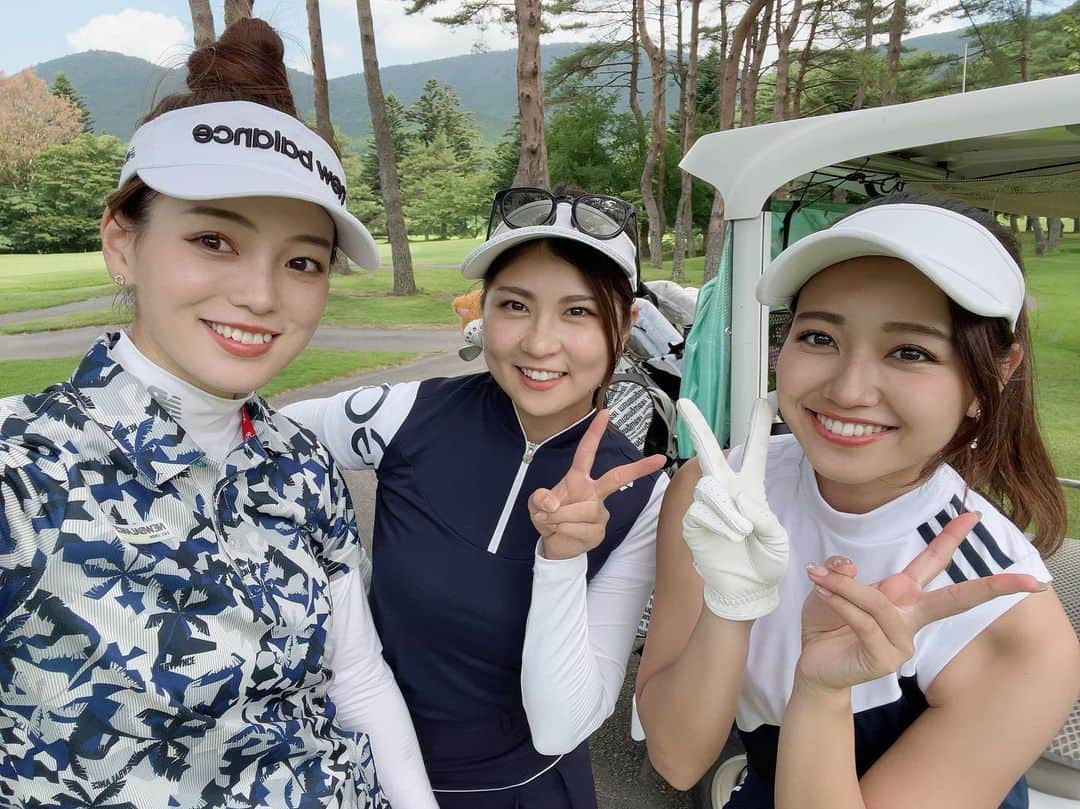 まいまいさんのインスタグラム写真 - (まいまいInstagram)「この前の女子4人でラウンド⛳️ 女子4人のゴルフ、初めてだった！ 私以外全員うまいのなんの…😭👏💕 可愛い顔してギャン飛ばし。笑 みんなキャラ濃くてすごく楽しかったです♡  @minamii_golf みなみちゃん、 この女子ラウンドではじめて会ってから 次の週に4回も会ったんだあ😂💓 んで急遽明日も会う🥰✌️ 会いすぎ。笑 . #まいごるふ#草ポケモン#ゴルフ#ゴルフ女子#ゴルフスイング#ゴルフウェア#ゴルフコーデ#白女マネージャー#golf#golfswing#golfwear#enjoygolf#golfstagram#golfshot #골프#골프스윙#골프중독#골프웨어#maigolf」8月6日 18時06分 - ___maigolf___