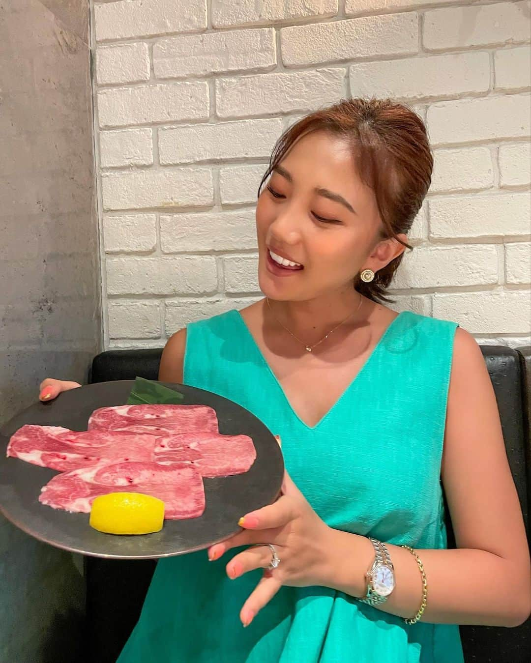 又来綾さんのインスタグラム写真 - (又来綾Instagram)「またまた焼肉が食べたい妊娠8ヶ月の私は @nakame_yakiniku_markmatsuoka へ先日行ってきました❤️‍🔥 焼肉屋さんって換気が充分にされてるから安心🥺 女性のためのコースだったから量もちょうどよくて、最後のスープと冷麺が最高だった💭 お店の名前の通り、サラダにもホルモンが乗っててさっぱり色々食べられて新たな発見✌🏽 そして今回も生肉は友達にあげました🥺出産までの辛抱🥺 また行こうっと🐄」8月6日 18時15分 - matarai_aya