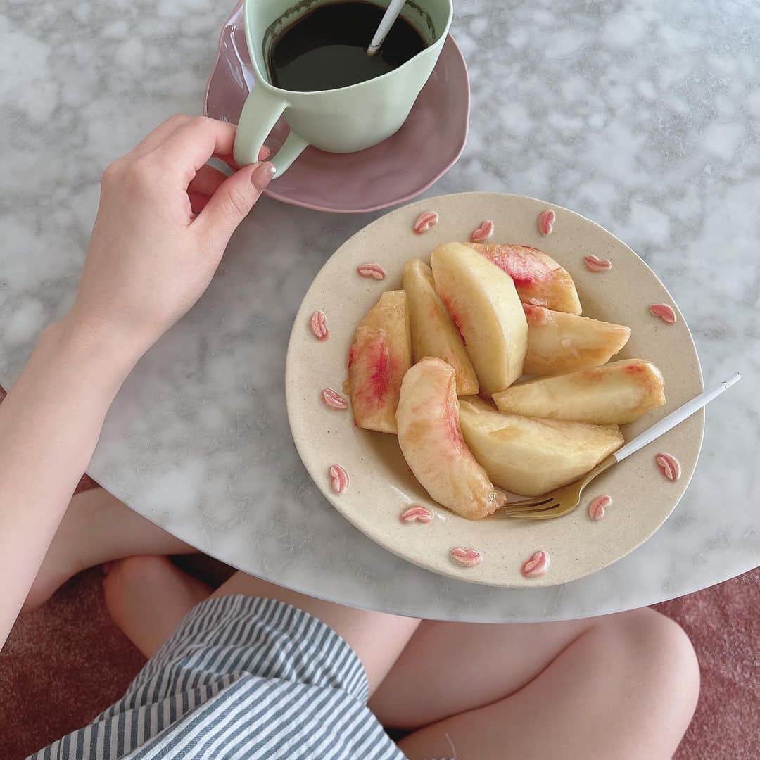 ひよんのインスタグラム：「🍑🍑  桃だいすき💓」