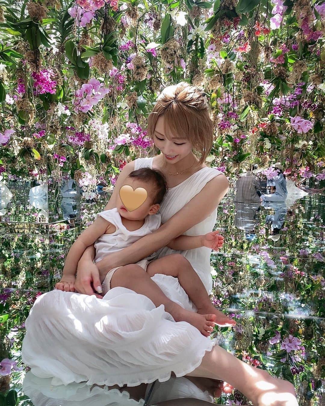 一ノ瀬恋のインスタグラム：「@teamlab.planets  の新エリアができたので行ってきた🌸 癒やされた🥺✨✨✨ お花の香りに包まれて幸せだったな🥺  1ヶ月前にも行ったのに この日は息子がずーとしがみついてて離れなかった😂💦 怖かったのかな？😂 息子のオンリーショットが撮れなくて残念🤦‍♀️  何回行っても癒やされる場所💓💓  pr @teamlab.planets #チームラボプラネッツ #チームラボ豊洲 #チームラボ #teamlab #teamlabplanets #teamlabtokyo #豊洲 #toyosu」