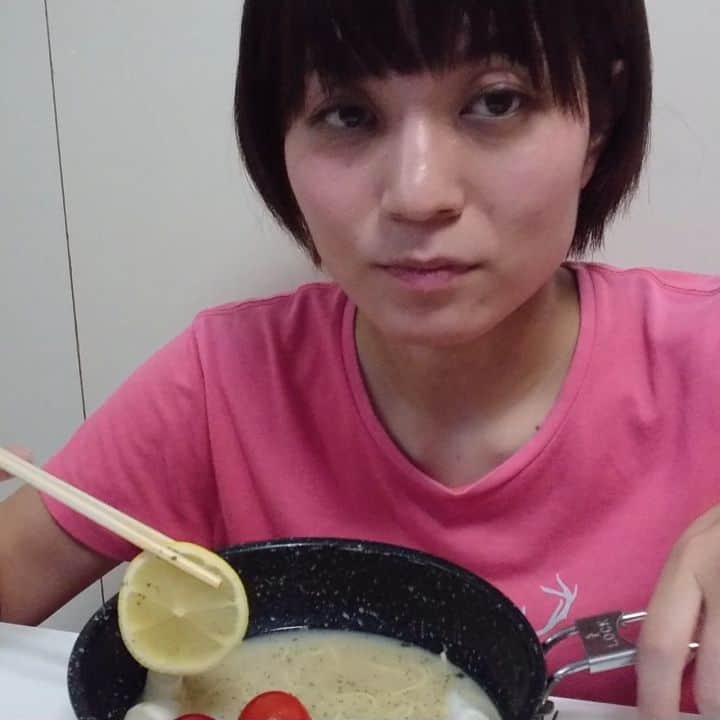 のインスタグラム：「夕方も爽やかに参りましょう🍀✨✨  レモンをいれると酸味が増して爽やかさアップです！✨🍀 美味しいしナイスな効果で とっても優れもん〜＼(^^)／  れもん、だけに🌷  #レモン  #優れもん #クエン酸 #爽やか  #酸味 #夏  #ダジャレ #だじゃれ  #だじゃれもん」