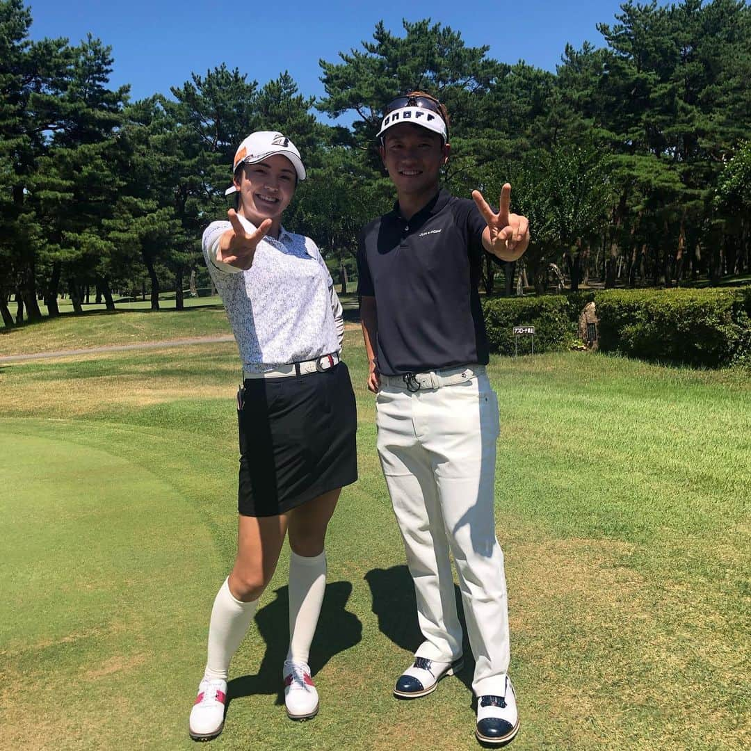 堀琴音のインスタグラム：「今日はサトウ食品チャリティゴルフペアマッチがありました⛳️ 浅地さんと一緒にペアを組ませて頂きましたが、迷惑ばかりかけてしまいました😭🔥 しかも姉と出水田さんとも一緒で、4人でのラウンドすごく楽しかったです☺️！！  そして同じ森コーチに教わっているとのことで片岡尚之プロとも写真撮って貰いました🥺w 顔の小ささにびっくり🌰 カッコ良かったです☺️  また来週からも頑張りますので、応援よろしくお願いします⛳️  #サトウ食品 #堀琴音 #堀奈津佳 #浅地洋佑  #出水田大二郎  #片岡尚之 @morihiromori」