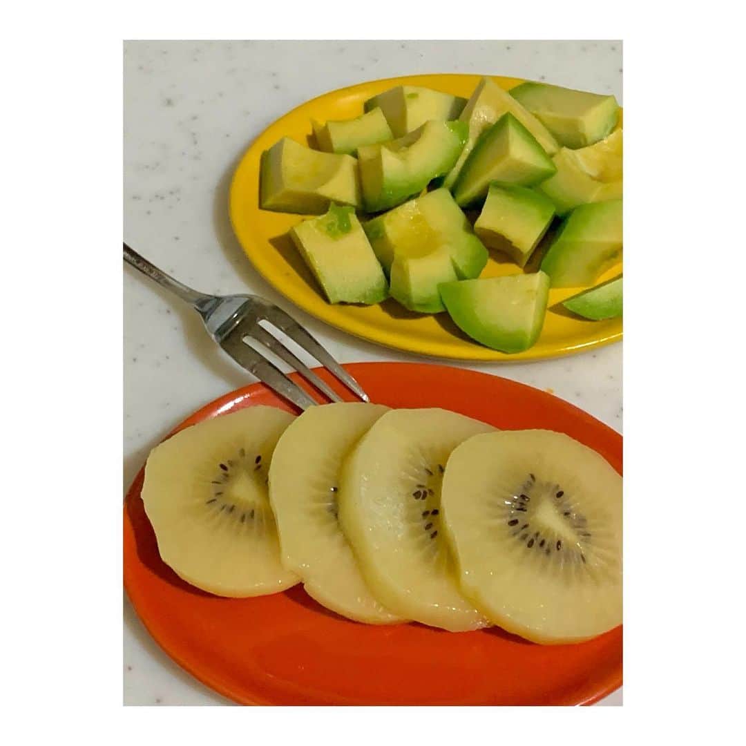 桃果さんのインスタグラム写真 - (桃果Instagram)「今日のおやつ🥝❤️🥑💛  最近、暑くて暑くて。。 毎日のようにフルーツ食べてる！！  あ！昨日はね、桃たべた😝🍑 明日は何食べよう〜」8月6日 19時07分 - momoka_825_