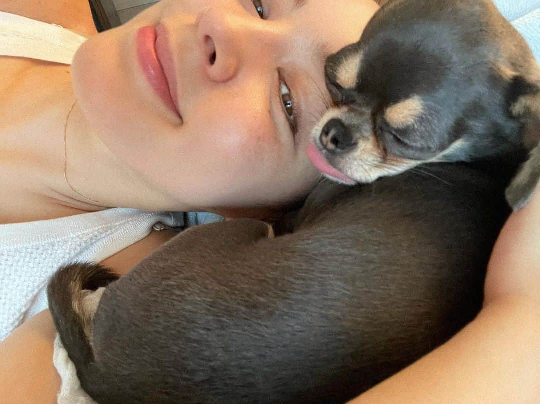 ステファニーのインスタグラム：「🐶👩🏼💘 子供のようで 友達のようで だけど いつも 守られている。」