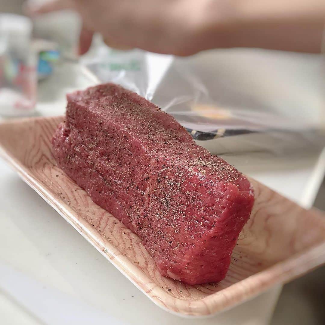 鈴木亜美さんのインスタグラム写真 - (鈴木亜美Instagram)「やっぱ肉でしょ❤️🍖 #たまんらんなぁ #ローストビーフ #庭バーベキュー #bbq  #summer  #2021 #steak」8月6日 19時24分 - amiamisuzuki