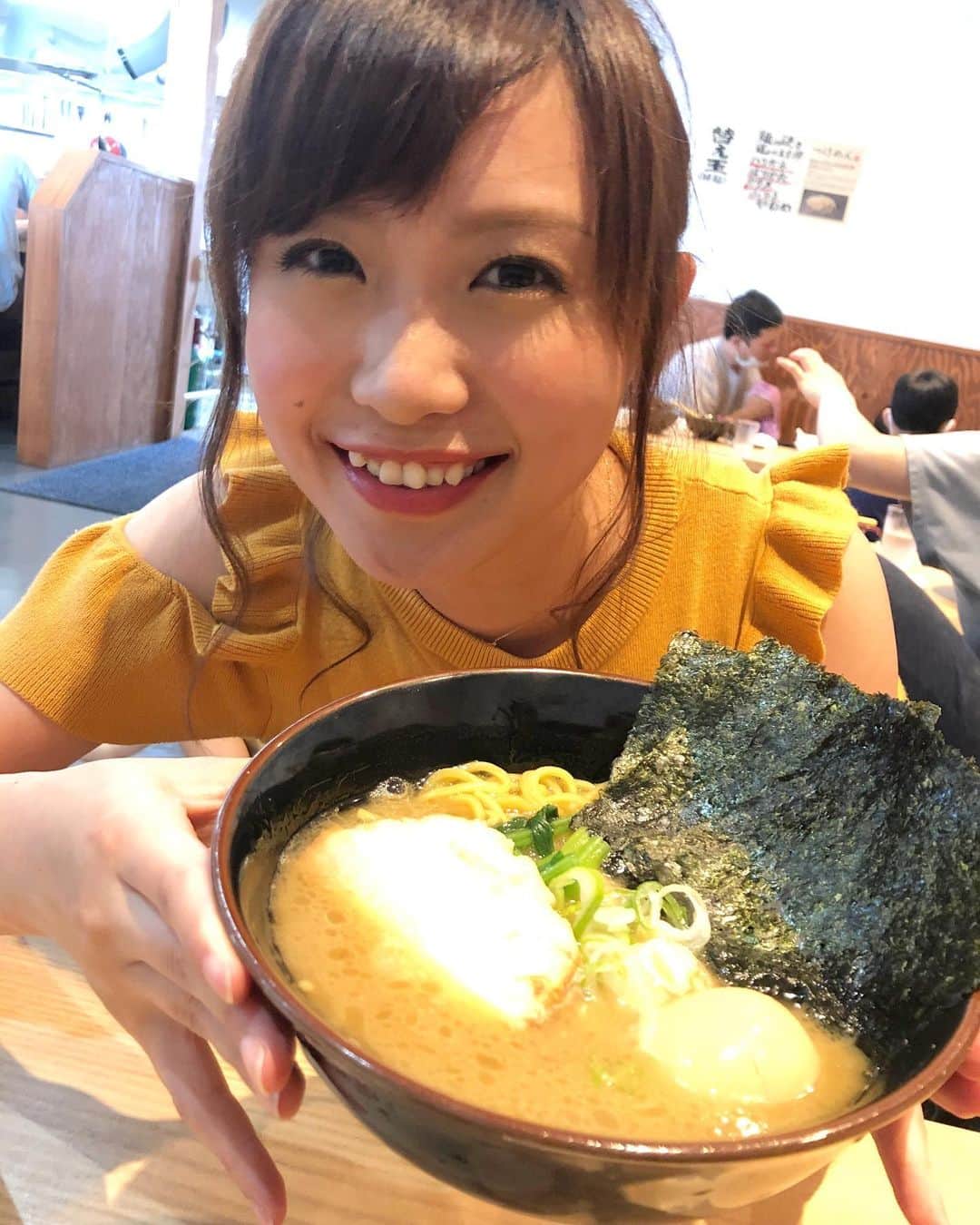 南條早紀のインスタグラム：「【ラーメン食べたい🍜】  きょうも暑かったですね…💦 連日の暑さ、冷房の効いた室内 温度差に身体もお疲れかなと思います。  暑いと塩分取りたくなるのかな、 すごくいまラーメンが食べたくて 写真フォルダから引っ張り出してきた 過去の写真🍜💓  麺屋達さんの豚骨ラーメン。 ラーメンって大体なんでも 美味しいなーって食べるけど 多分わたし、醤油とんこつの家系ラーメンが 特に好きなんだと思う…！笑  たしかこのとき番組終わりに、 スタッフのみんなと食べに行ったんだよな☺️✨  早くみんなでご飯食べられる日常に 戻りますように…！  あすから3連休という方も多いかもしれませんね🍀 暑さと感染症対策をしっかりして ゆっくり過ごせますように😌✨✨  #富山県 #富山市 #富山 #toyama #麺屋達 #ラーメン #家系ラーメン #富山ラーメン #富山グルメ #豚骨ラーメン  #富山テレビ #アナウンサー #南條早紀 #なんじょうのにちじょう #過去pic」