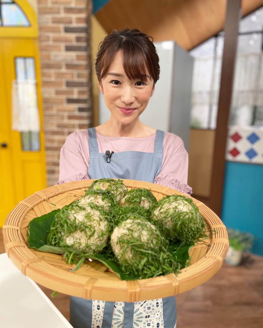 堂真理子さんのインスタグラム写真 - (堂真理子Instagram)「明日あさ4：55〜の「おかずのクッキング」は、新しいテキストから「青じそおむすび」と「なすの田舎煮」をご紹介します🍴 暑気払いをテーマに、簡単で元気の出るレシピばかりが掲載されていますよ♬ 青じそおむすびは、醤油ご飯と青じその組み合わせが最高でした🥰💕 是非ご覧下さい♪   #おかずのクッキング #おかず #料理 #レシピ   #土井善晴 先生  #暑気払い #おむすび #青じそ #ナス  #なすの田舎煮   #テレビ朝日 #堂真理子 #アナウンサー #アナウンサー衣装  ☆エプロン… #afternoontealiving  ☆カットソー… #laissepasse」8月6日 19時25分 - mariko_do