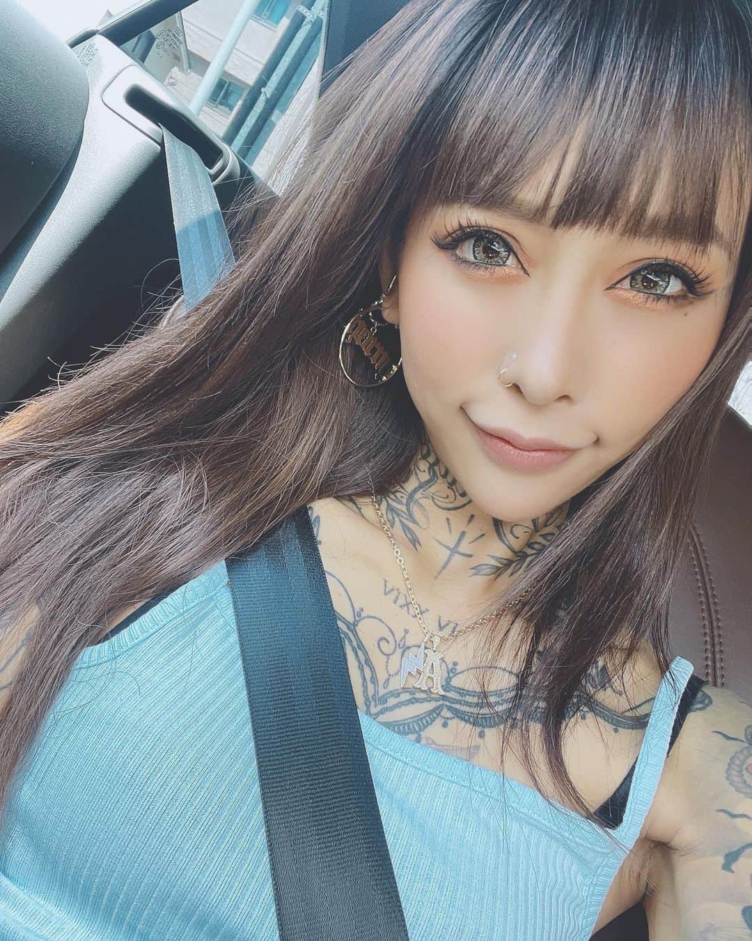 のインスタグラム：「.  💙🦋💙🦋💙🦋💙🦋  ストーリーに載せたら何故か好評だった写メ🙄 だからPOSTしちゃう😂💜 ナチュラルいずみん☘️  💙🦋💙🦋💙🦋💙🦋  #泉麻那 #izumimana #izumana」