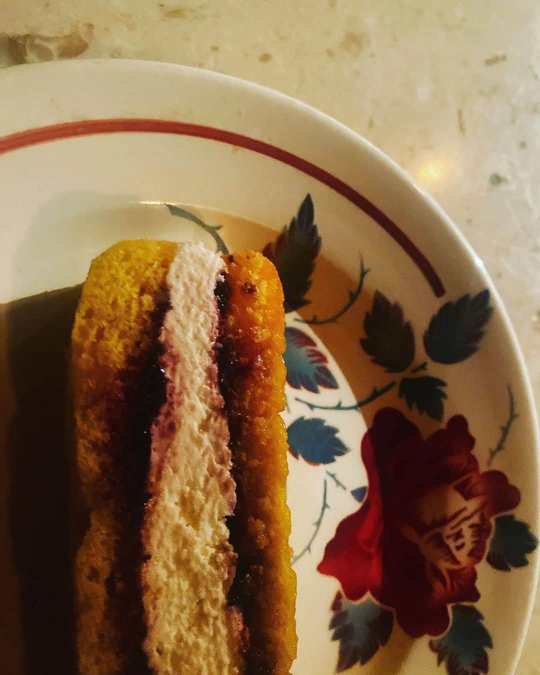 飯豊まりえのインスタグラム：「これ私のまた食べたいケーキ  ブルーベリーソース🫐🍰 最高🤤🤤 そしてマカロニえんぴつさんの ブルーベリー・ナイツ　が脳内に流れてきた  明日で一つ作品がクランクアップ☺️」