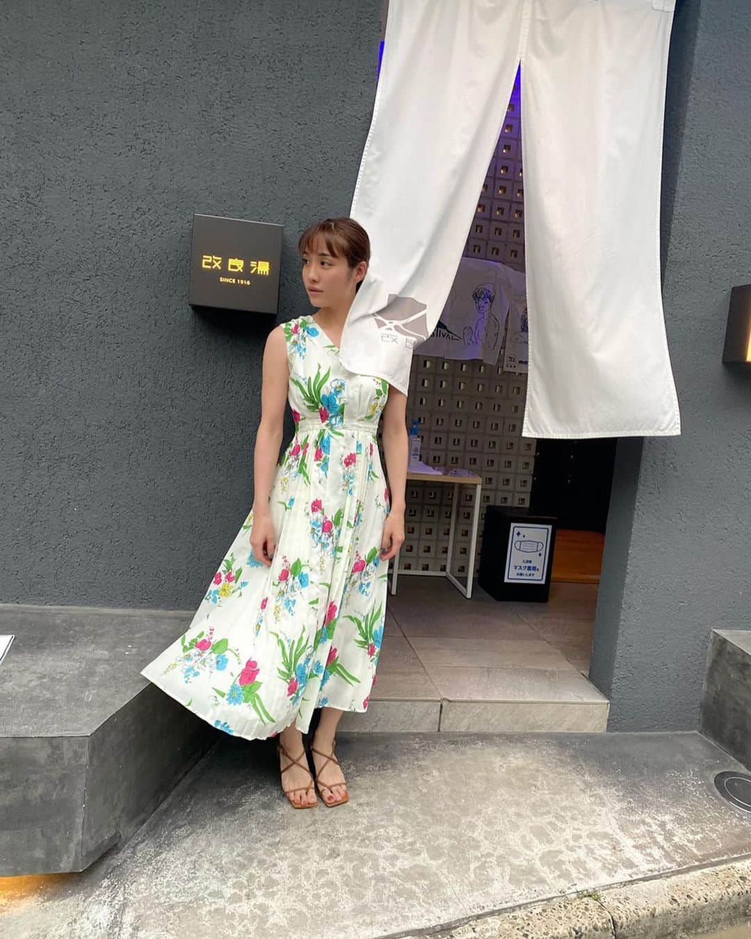 今野杏南さんのインスタグラム写真 - (今野杏南Instagram)「*  「サウナ始めました」🧖‍♀️💫  🎐  今まで、サウナはなんだか熱いし(当たり前)、息苦しいから少ししか入れないし、水風呂も無理無理🤮って思っていた私🧏‍♀️  そんな私とは裏腹に、周りにはサウナ好きな人が結構いるんです♨️ 「サウナすっごく気持ちいいよっ！」と、勧められては、 🤷‍♀️「へぇ〜、そうなんだ😊」 にこにこしながら相槌うって、あまり心には響いてませんでした🧏‍♀️  お仕事の合間に、マネージャーさんが「サウナ行きませんか？」と一言。  「いいですよ〜」🤷‍♀️  って何気なく返事して、マネージャーさんの後をついて行った先にあったのは、渋谷恵比寿近くにある「改良湯」♨️  ふむ、都会にあるからなのか、とても綺麗な外観に、中の設備もお風呂達もとてもお洒落な銭湯ですこと💫  マネージャーさんに教えてもらったサウナの入り方は、5分→水風呂→6分→水風呂→7分→水風呂⏳の３セット🤘🏻 (私にいきなりそんなことできるかしら...🤭) 1セット目のサウナはやっぱり熱さに耐えられなくて、5分するかしないかのうちに出てしまったが、もうその勢いで水風呂へ🥺🥺🥺  「冷たぁ〜い😭🧊」 「.....🙋‍♀️」 「気持ちぃいい😳😳✨」  あんなに水風呂入れないと思ってたのに、すごく気持ちよく入れてしまった😳✨✨ (ちなみにマネージャーさん🚺もサウナ初挑戦) 二人で気持ちいい〜最高〜って言いながら、あっという間に３セットやってしまいました🤗  これ、かなりハマるかも🤭  サウナ🧖‍♀️について、まだまだ勉強不足なので、これから時間を見つけた時に銭湯やらに行きながらサウナ🧖‍♀️楽しんで行こうかな😌😌  サウナーの皆さんが良く言ってらっしゃる、「ととのう」ってゆうのがまだわからないので、サウナ🧖‍♀️初心者には道のりが長いのかしら🙈  オススメの入り方や、皆さん自己流の入り方などなどあったら教えてください😊  「サウナ始めました」でした♨️  * * #サウナ #サウナ女子  #サウナ初心者🔰  #杏南サウナ修行中 #改良湯」8月6日 20時11分 - anna_konno0615