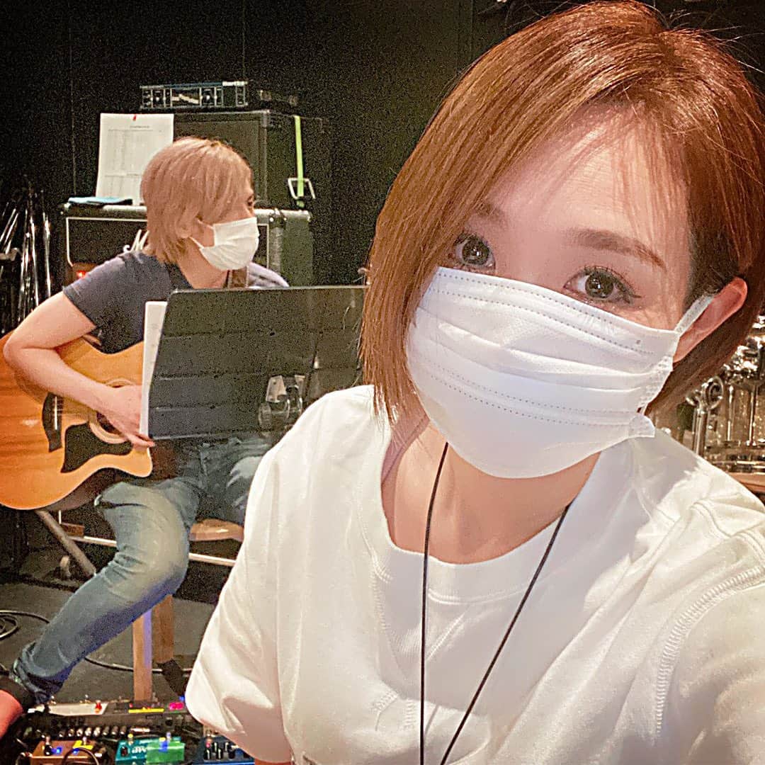 愛内里菜のインスタグラム：「おはよ✨ ⁡ 本日いよいよライブ✊ 2公演やから なかなか朝早いな🤣 ⁡ 今回なんと！ 7カメ入る予定です🤭🎥🎥🎥🎥🎥🎥🎥 リアルタイムでも見れて、その後2週間見放題の ツイキャス配信チケットが　発売中です。 ツイキャスアプリをダウンロードして ぜひチェックお願いします🙏😌❣️  愛内里菜 Birthday Live 2021⁡💎 8/7(土) 昼公演 https://twitcasting.tv/c:rr200627/shopcart/85250 ⁡ 夜公演 https://twitcasting.tv/c:rr200627/shopcart/85251 ⁡ ⁡ CDやグッズはこちらから ↓↓↓ 🌈RINA AIUCHI official website🌈 http://rikakakiuchi.com/  ⁡ こちらのオンラインショップで CDやグッズお買い求め頂けます！ ⁡ ⁡ 🐦Twitter 愛内里菜 official @RRikakakiuchi ⁡ ⁡ 😆TikTok 愛内里菜/Rina Aiuchi ⁡ ⁡ #バースデーライブ　#バースデー #誕生日 #愛内里菜  #歌手 #再始動 #垣内倶楽部  #バンド  #ライブハウス #ライブ #一体化 #絆 #盛り上がりたい  #感謝  #21周年 #YouTube #ユーチューバー#TikTok」