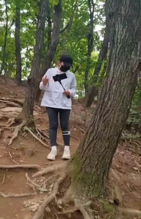 のインスタグラム：「세상 제일 위험천만 등산  #등산 #대모산 누구보다 진지해」