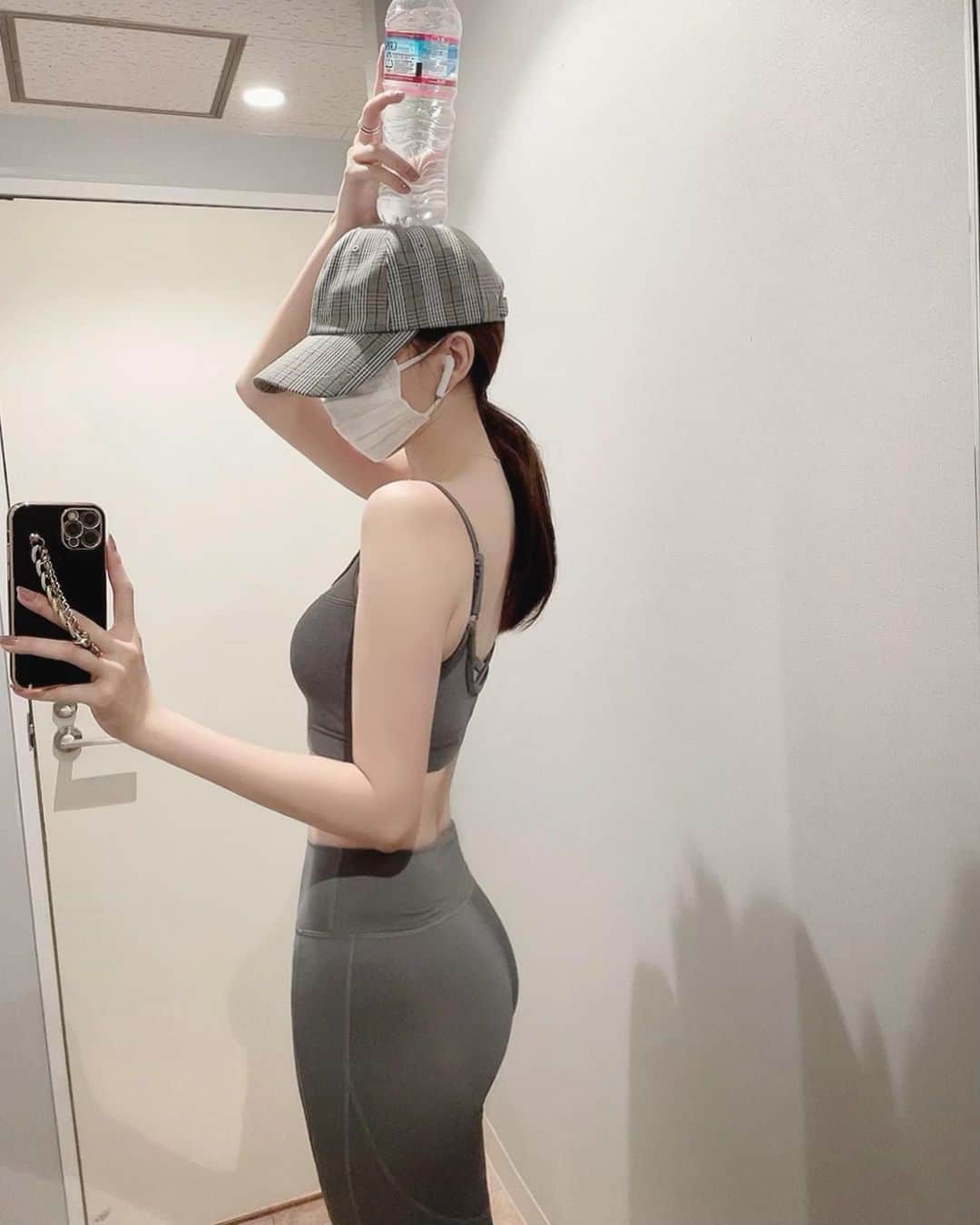 宮内理沙のインスタグラム：「今日も今日とて🏋️‍♀️🔥🔥 最近パーソナルサボり気味だったからそっちもそろそろ復活しようかな、、 . . #workoutfit #gymtime  #撮る時だけ物凄く息止めてます #顔はとてもじゃないけど写せませんでした」