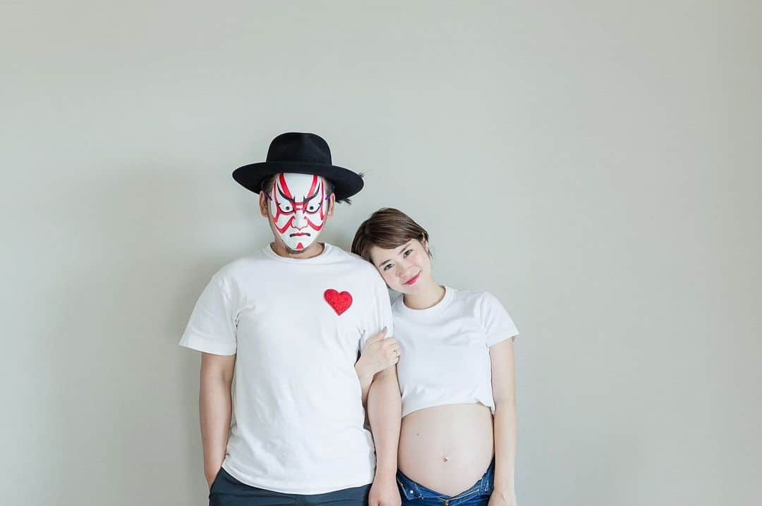 のインスタグラム：「. 今の時期のマタニティーフォト🤰も 最後に撮りたいな〜✨✨ . この写真は2ヶ月前です。 . 左の人のお面の顔に慣れてきて、見慣れてきた😂 普通に見えてきた私は変でしょうね👺笑 . . 自宅リビングの壁で撮ったとは思えない写真📸 . Photo by @tatsuya_tanaka37   #マタニティーフォト #ゆいのママライフ」