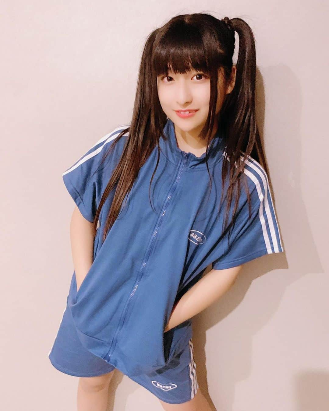 りりりのインスタグラム：「🧸可愛いお洋服🧸 ･ ･ ･ @17kg_official さんのお洋服を着てみましたー👻✌️✨ どう！？！？ こういう系の服着たこと無かったから初めてやねん、、、😳😳💖💖 部屋着でもらくちんやし、そのまま出かけても👌おかわ❤️❤️ ここのブランドちょーーーー可愛いからみんなもチェックしてみて欲しい🥺  #りりり  #イチナナキログラム   #かわいい  #やったー  #憧れ」