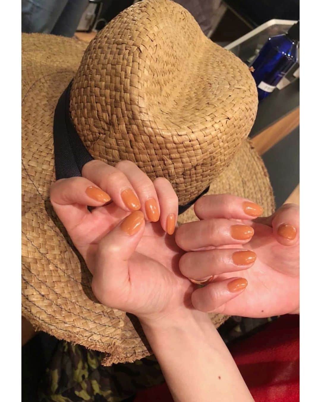 立花麻理のインスタグラム：「・ ・  ✴︎ Orange beige ✴︎  ・  想像以上に可愛くて  指も綺麗に見える♡  気がする🍊🥯  @risa_nails71 ちゃんありがとう♡  ・ ・ ・  #久々のスクエア断ち #ネイル #ネイルチェンジ #nails #marinails」