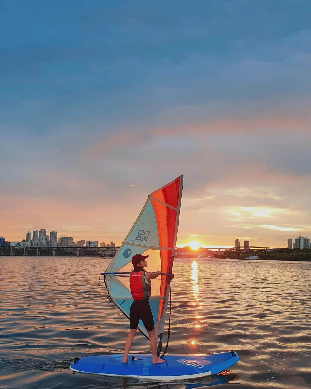 カン・ギョンミンさんのインスタグラム写真 - (カン・ギョンミンInstagram)「⛵️ 요즘 내 행복이랄까…? 🏄🏻‍♀️ ⁼³₌₃ ㅂr람과 천만 있으면 어디든 갈 수 있어 ••ㅎ;」8月6日 23時35分 - kkmmmkk