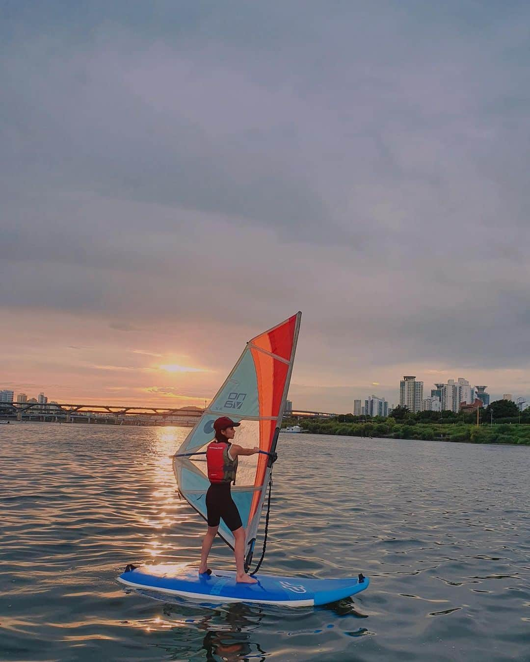 カン・ギョンミンさんのインスタグラム写真 - (カン・ギョンミンInstagram)「⛵️ 요즘 내 행복이랄까…? 🏄🏻‍♀️ ⁼³₌₃ ㅂr람과 천만 있으면 어디든 갈 수 있어 ••ㅎ;」8月6日 23時35分 - kkmmmkk