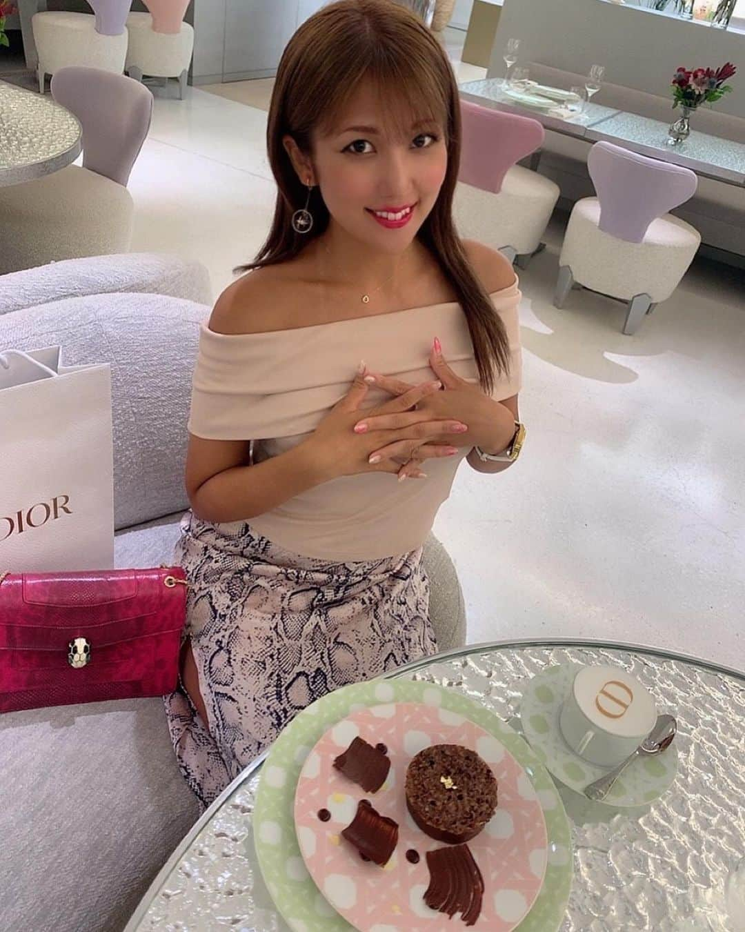 神谷麻美さんのインスタグラム写真 - (神谷麻美Instagram)「#お茶 したよん🍰💗🎀💗✨  🎬 cooking with paris が可愛い🥰🎀👗💗✨ パリス可愛い😍💗👠✨   #sliving ❤️‍🔥❤️‍🔥❤️‍🔥❤️‍🔥✨」8月7日 0時08分 - asamice428