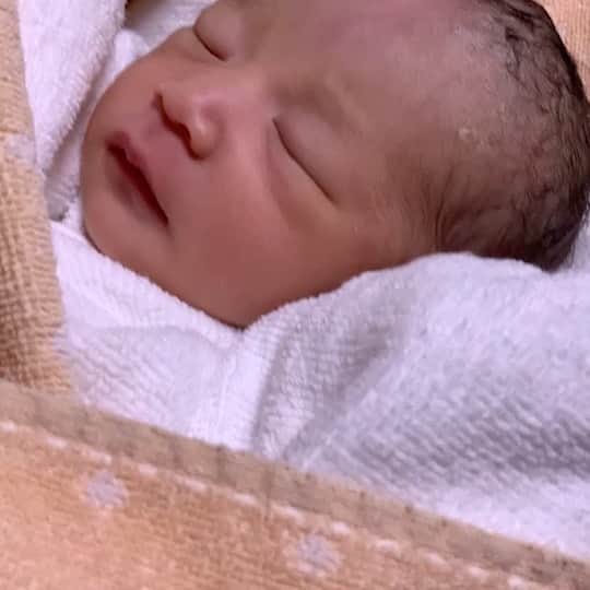 粟生隆寛のインスタグラム：「【ご報告】 8月6日午前11:23、無事に元気な女の子を出産しました。 10ヶ月、お腹で育て、元気に産んでくれた嫁に感謝です。 ありがとう。 コロナで立ち会いが出来ず、ビデオ通話での立ち会いでしたが、産声を聞いた瞬間、感動と安堵の気持ちが一気に来て今まで感じた事のない、とても不思議な気持ちになりました。(勿論、とても幸せな気持ちでした) これからは、父親としてより一層頑張らないといけないな、と感じました。  出産を直接ご報告できなかった皆様、SNSでのご報告になり、申し訳ありません。 これから子育てでわからない事など沢山あると思いますが、その際は色々とご指導のほど、よろしくお願い致します。」