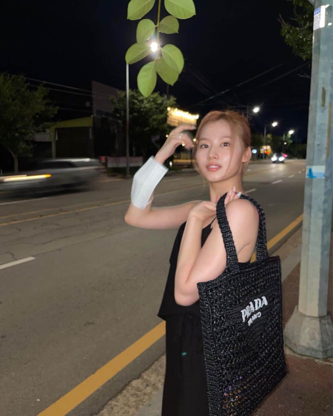 TWICEさんのインスタグラム写真 - (TWICEInstagram)「#협찬 Summer night🖤 (마스크는 아무도 없어서 잠시 벗고 촬영후에 바로 다시 썼어용😷)」8月7日 0時37分 - twicetagram