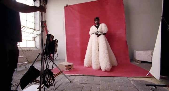 のインスタグラム：「American Vogue September Issue Independent Designers @voguemagazine  Photographer @gvsgvs Featuring @anokyai  Fashion Editor @jordenbickham Hair @mustafayanaz Makeup @jenmyles Manicure @ginaedwards_ Set Design @kylehagemeier for @mhs_artists Location @pleasespace Producer @itsmekellymcgee Color @glossnewyork」
