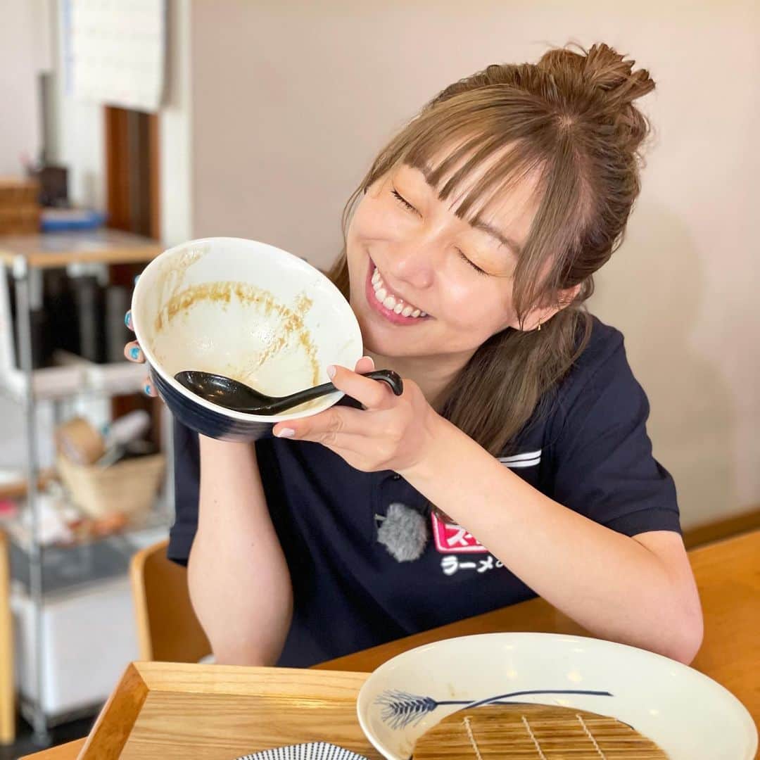 須田亜香里さんのインスタグラム写真 - (須田亜香里Instagram)「【中華蕎麦生る】 (※一つ前の投稿でレポ載せてます locipoでは食べているところも配信されています🍥)  つけ汁飲み干し写真。 割って飲み干しました🍥  ラーメンとかつけ麺とか、子供の頃からスープがすごく好きでして… 塩分の取りすぎにはこれからも気をつけて、周りから心配されない程度に楽しみます🙇‍♂️  #中華蕎麦生る  #愛知県ラーメン  #ラーメン #つけ麺 #東海テレビスイッチ #ラーメン部 #ske48ラーメン部 #ふぅふぅ女子 (locipoにて無料配信中🌟)」8月7日 1時08分 - akarisuda
