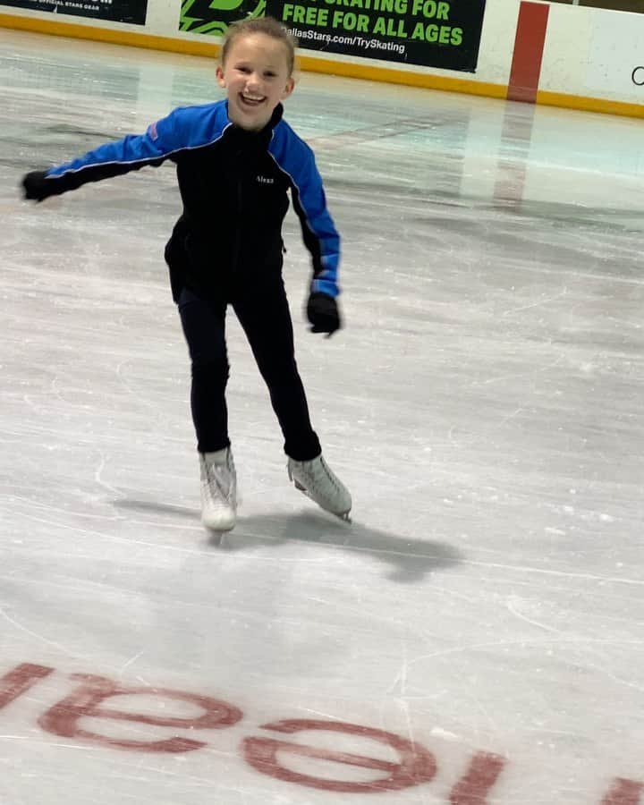 アシュリー・ケインのインスタグラム：「I wish I had a sliver of this amount of energy🙈 So proud of this kiddo, look at her go!  @alexa_on_ice_ @the.cains」