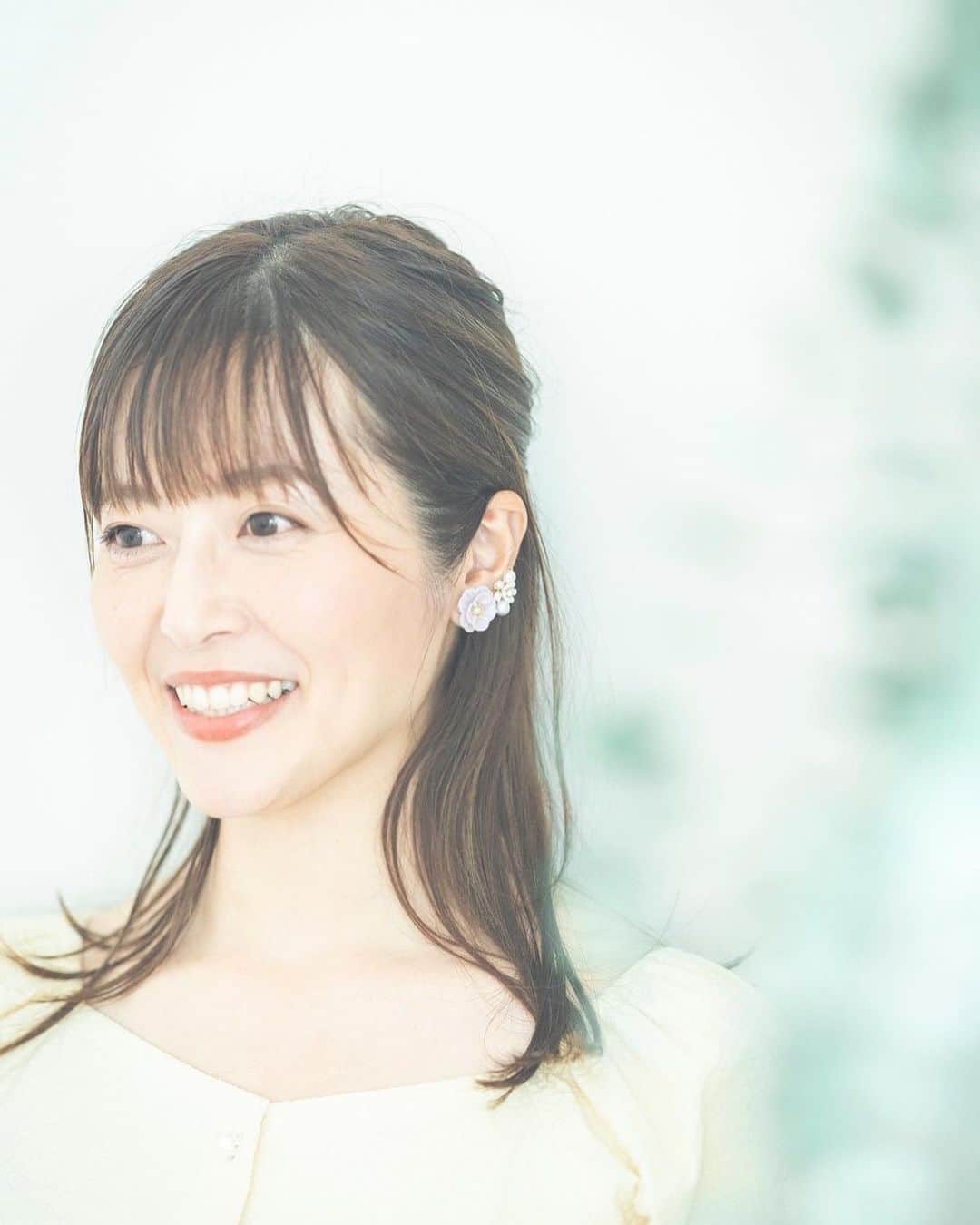 井上志帆子のインスタグラム：「. @teasteasmacaron  の可愛いアクセサリー達📸 たくさんあるので、アカウント見てみて！ 楽しい撮影で、変な瞬間の写真もたくさんありましたね  8月3〜18日までは六本松蔦屋書店にいるそうだよん 他の情報はmacaronアカウントで😌 #アトリエマカロン#手作り#ハンドメイド#ハンドメイドアクセサリー」
