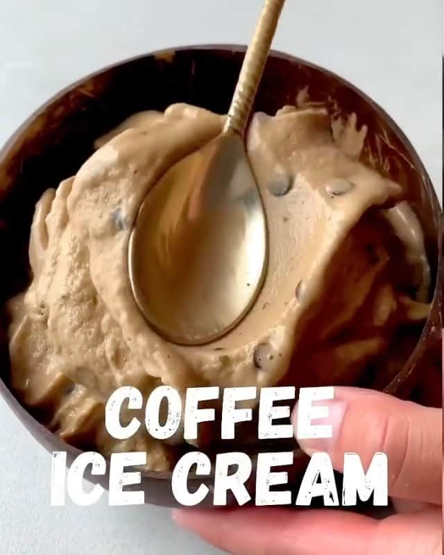 Sharing Healthy Snack Ideasのインスタグラム：「🍌☕️ COFFEE NICE CREAM  🎉The go to nice cream of the summer 🤤 if you haven’t tried nice cream yet what are you waiting for !!??  CC : @that.veganbabe  👇Here’s how to do it!!  ✨INGREDIENTS✨ 5-6 frozen bananas 1/4 cup peanut butter 2 tbsp instant coffee 2 tbsp maple syrup 1/2 tsp vanilla 1/4 cup plant milk 1/4 cup chocolate chips  🧊 Blend all together then mix in chocolate chips!  🌿Transfer to a container to firm up in the freezer for it to be scoop-able like real ice cream or eat right away!   🍫 I added some homemade granola, chocolate chips & powdered peanut butter on top!   🥰Enjoy & thanks for watching!  #coffeeicecream #coffeenicecream」