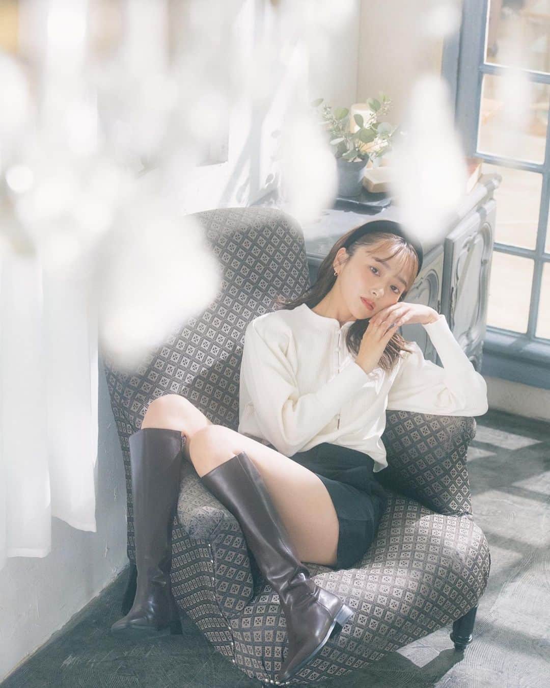 近藤千尋のインスタグラム：「久々甘々🍑な撮影でした🤍🤍 @peche_magazine  @lilou__official     撮影で着用したこの1枚目のトップス 可愛くてお買取でした☺️☺️  8/6~8/19の間 Laforet原宿2F にて popupが開催中みたいです💞  今日は収録いってきます🚅🐙」