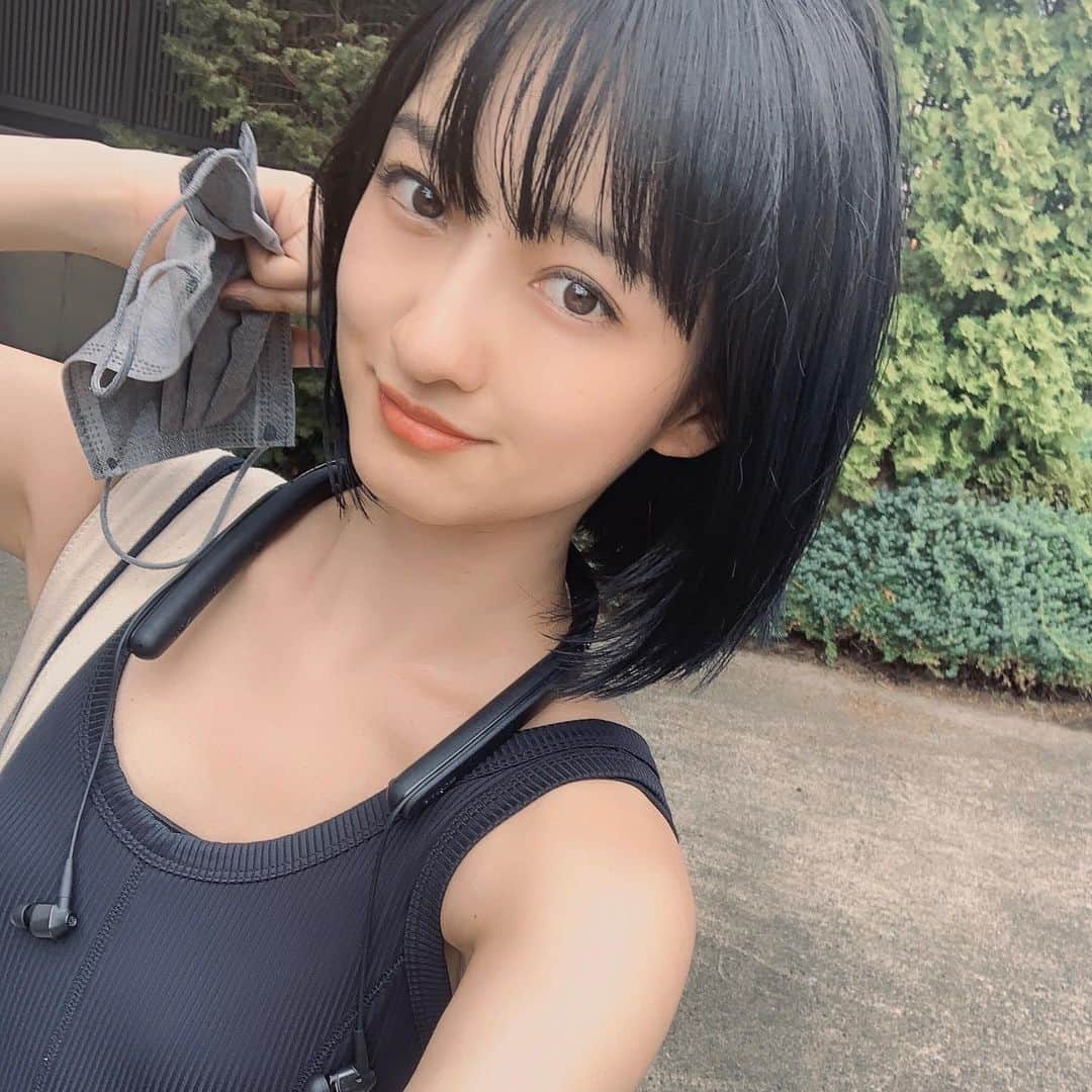 倉田茉美のインスタグラム：「💙🖤💙 髪の毛紺色にしたー♪ 光に当てると青っぽいの。 PMS今回ほんとにつらかったー！ 明日から美意識整えていくゾー」