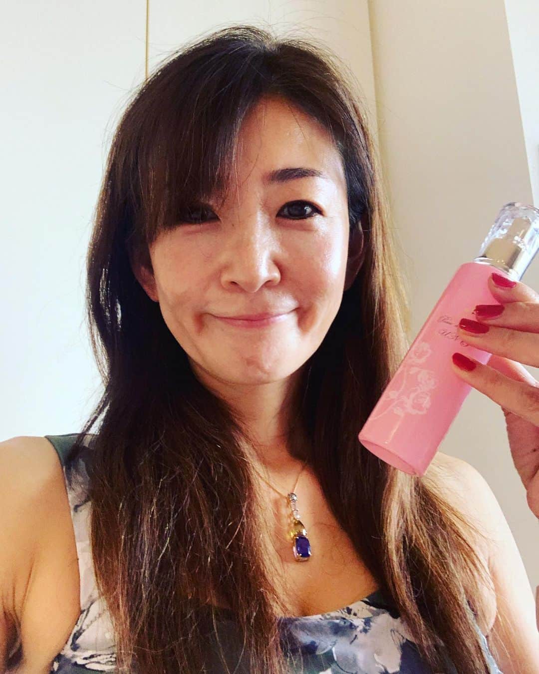 中島史恵さんのインスタグラム写真 - (中島史恵Instagram)「神田うのちゃん❣️プロデュースの美容化粧水『ポード・ビジュー・ウノ💕』が最近の私の1番のお気に入り😊。  さすがうのちゃん💕ボトルにもこだわりが いっぱい⭐️。なんとキャップのトップにはピンクのスワロフスキーもついてます❤️。保湿力が高いのも気に入ってます😊💕。ヨガの前にもしっかりお肌に入れて🌟今からレッスン行ってきまぁす😊❤️。  "Porde View Uno💕, a beauty lotion produced by Uno Kanda❣️, is my favorite these days😊"  As expected of Uno-chan💕I'm particular about bottles. Full of ⭐️. Surprisingly, there is also a pink Swarovski on the top of the cap❤️I also like the high moisturizing power.😊💕Put it in your skin before yoga🌟I'm going to take a lesson now😊❤️  ＃お気に入りお化粧水 #ボード・ビジュー ウノ #スワロフスキー #神田うのちゃんプロデュースの美容化粧水💕 #ヒト幹細胞培養液 #ヨガにもオススメ⭐️」8月7日 15時38分 - fumielove0614