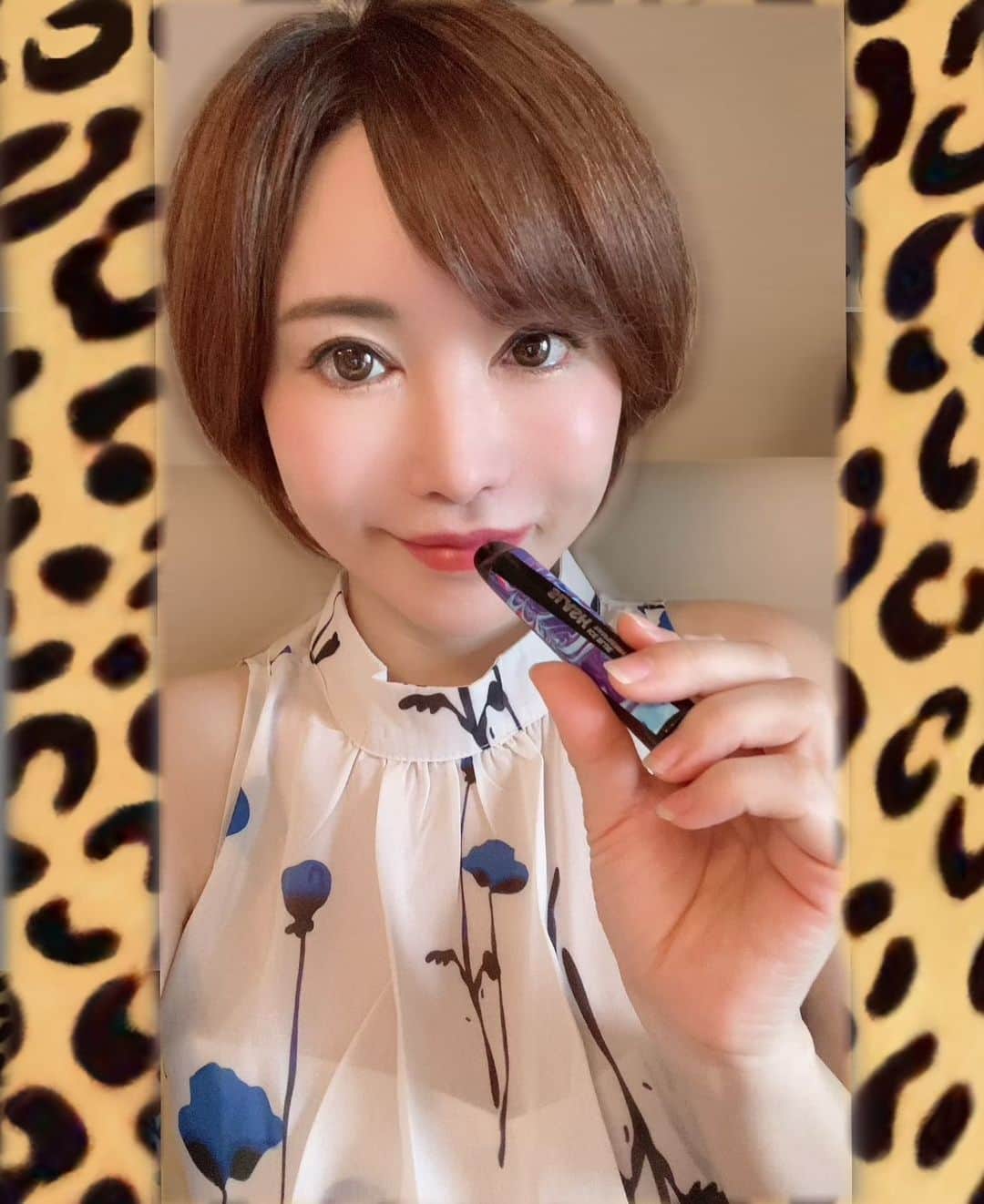 里美ゆりあのインスタグラム：「ニコチン、タールfreeで美味しいSLASH😊  約1600回吸えて2200円😘  タバコの約8箱相当😳  もうタバコもiQOSも辞めて数年経つけど たまにお酒飲むと吸いたくなる時などに 1本あると良い😊  選べる味が3つあるよ😊  ストーリーからもチェック出来るよ🎶  クーポンコードで送料無料！ 【クーポンコード】SLASH77だよ🌟  #slash」